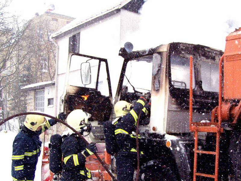 V sobotu 14. února v jablonecké ulici Pod hájem shořela krátce před druhou odpolední kabina nákladního vozidla Liaz. Vůz Technických služeb Jablonce osazený pluhem protahoval tuto lokalitu. 