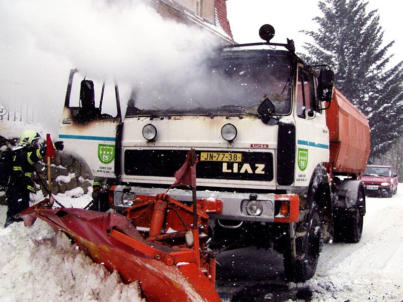 V sobotu 14. února v jablonecké ulici Pod hájem shořela krátce před druhou odpolední kabina nákladního vozidla Liaz. Vůz Technických služeb Jablonce osazený pluhem protahoval tuto lokalitu. 