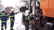 V sobotu 14. února v jablonecké ulici Pod hájem shořela krátce před druhou odpolední kabina nákladního vozidla Liaz. Vůz Technických služeb Jablonce osazený pluhem protahoval tuto lokalitu. 