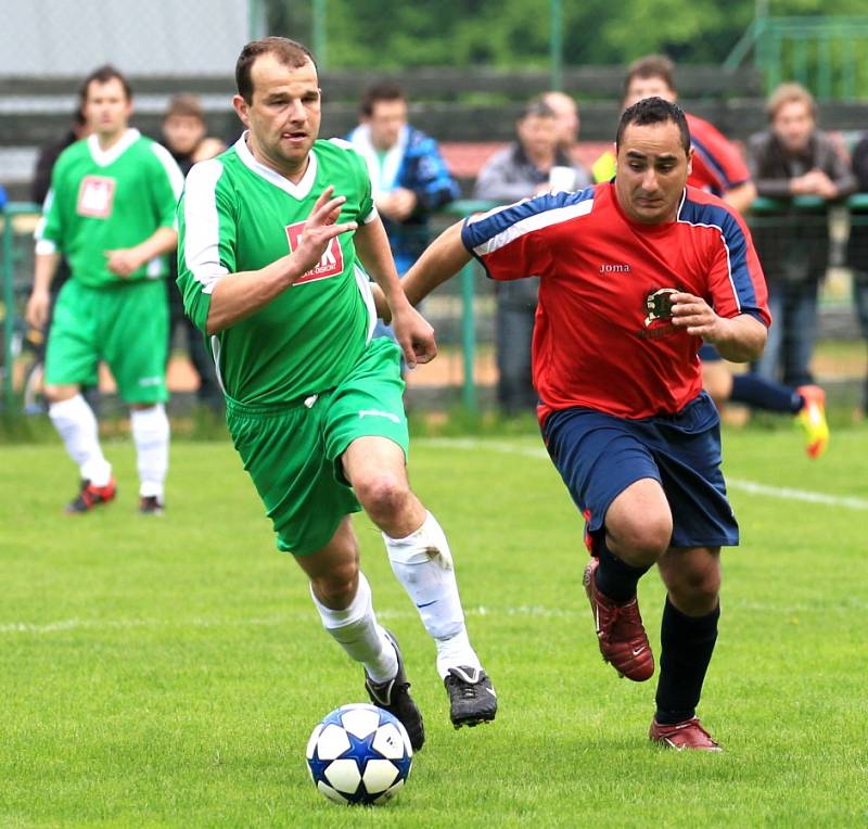 Fotbalisté Plavů (v zeleném) doma přejeli béčko Velkých Hamrů 5:0.