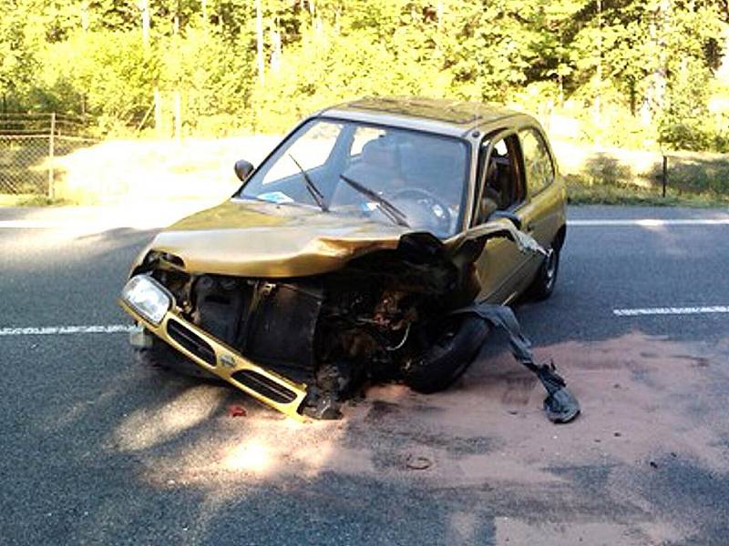 K čelnímu střetu Nissanu Micra a Škody Octavie combi došlo v sobotu krátce před šestnáctou hodinou na silnici mezi Železným Brodem a Loužnicí.