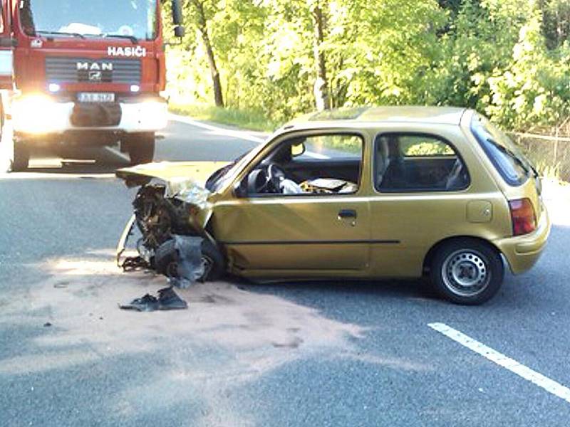 K čelnímu střetu Nissanu Micra a Škody Octavie combi došlo v sobotu krátce před šestnáctou hodinou na silnici mezi Železným Brodem a Loužnicí.