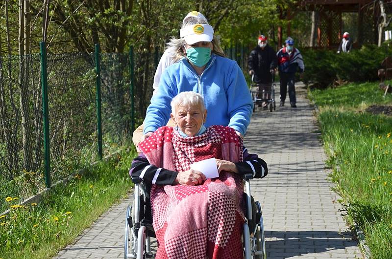 Senioři prošli i ujeli 100 jarních kilometrů.