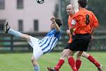 Fotbalisté Plavů porazili v dramatickém utkání Jenišovice (v modrém) 3:2.