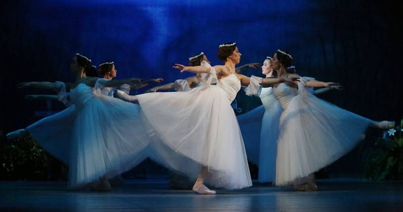 Giselle? Dobrodružství hudby i romantická dřina pro balet. Nastudování Severočeského divadla se zahraničními sólisty.