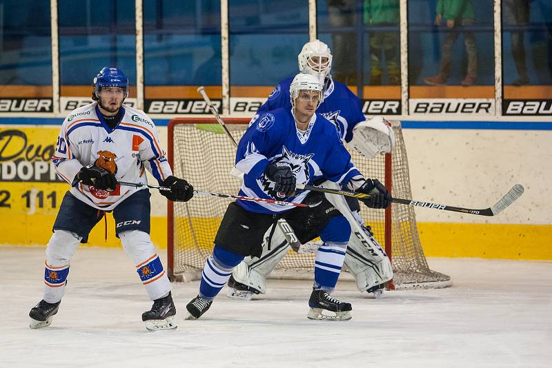 Utkání 8. kola 2. ligy ledního hokeje skupiny Západ se odehrálo 7. října na zimním stadionu v Jablonci nad Nisou. Utkaly se týmy HC Vlci Jablonec nad Nisou a HC Řistuy. Na snímku vpravo je Jiří Moravec.