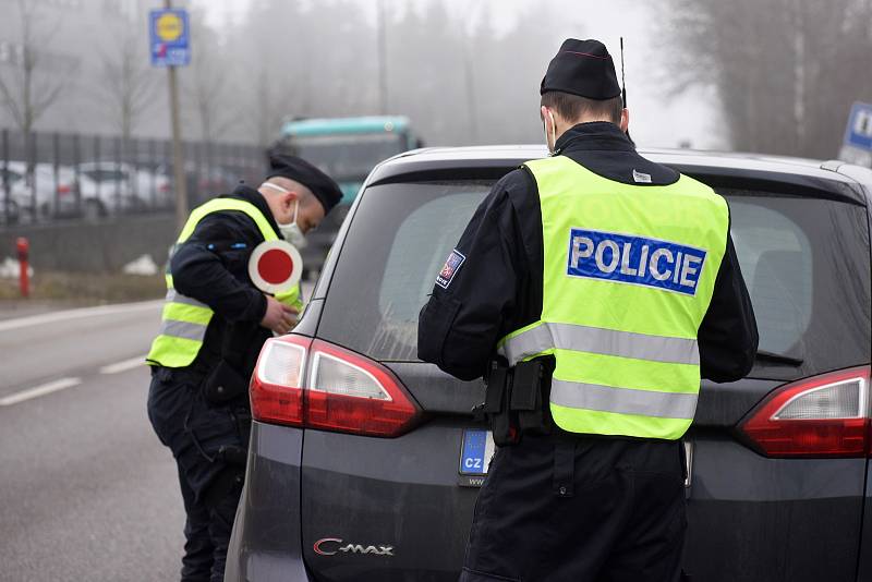 Policisté kontrolují cestující v Libereckém kraji.