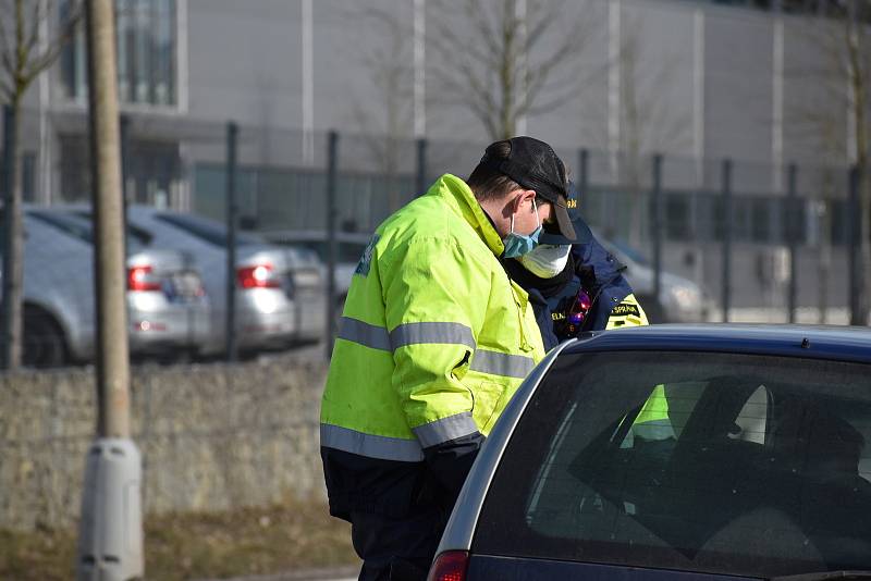 Policejní hlídky kontrolovaly o víkendu pohyb osob po Libereckém kraji. Sobota 6. března