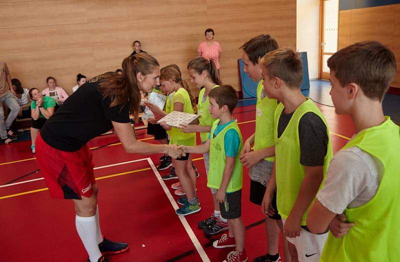  Malí školáci ze Semil vzhlíželi k basketbalistce Burgrové .