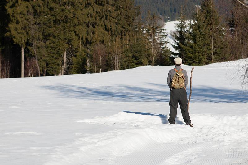 Recesisté na lyžích závodili ve Smržovce v dobových kostýmech. Závodilo se ve třech disciplínách. Slalom, sjezd s nejdelším dojezdem do protisvahu, a ve skoku, který byl většinou spojený s krkolomným pádem.