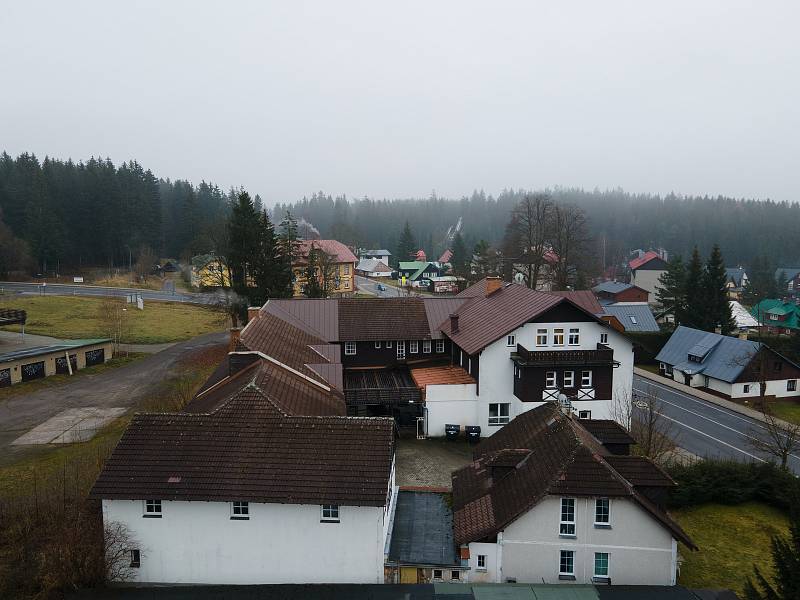 Harrachovský hotel Karolína před přestavbou. Stavaři sem nastoupí už za pár týdnů. Vzniknou tu apartmánové byty.