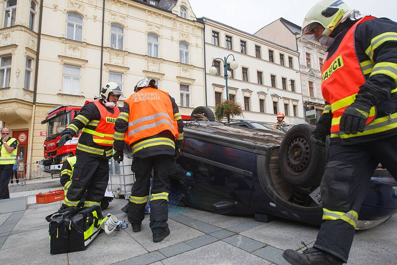 Na náměstí v Jablonci nad Nisou proběhla krajská soutěž ve vyprošťování zraněných osob z havarovaných vozidel.