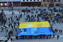 Manifestace v Jablonci podporující Ukrajinu a odsuzující chování Ruska.