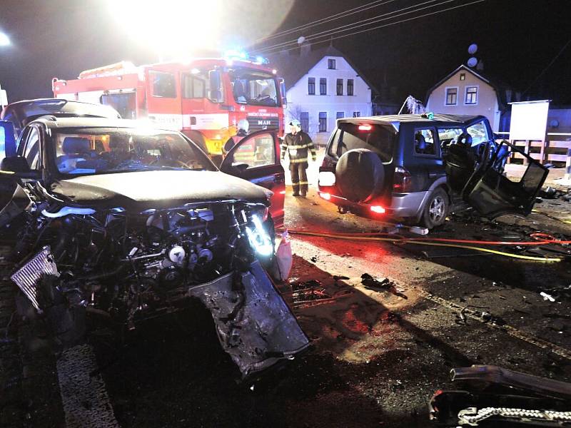 Vážná nehoda dvou osobních automobilů zastavila provoz na více jak tři hodiny na komunikaci I/14 v Lučanech nad Nisou.