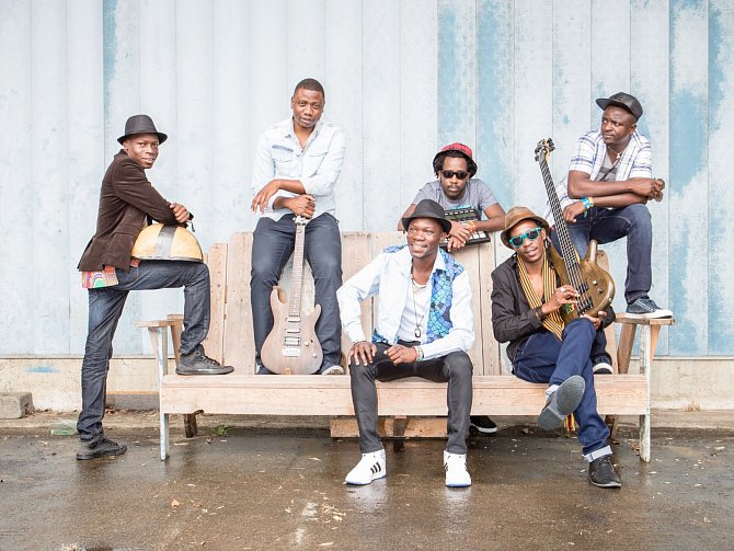 Letošním největším překvapením je Mokoomba, kapela ze Zimbabwe, která spojuje tradiční rytmy a současné taneční žánry. Skupinu si založili v roce 2002 tehdy náctiletí kluci z Města Victoria Falls.