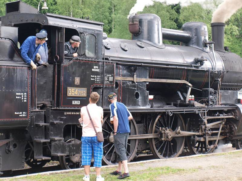 Parní lokomotiva Sedma jezdila o víkendu na trati Kořenov Harrachov. 