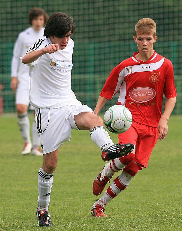 Ve finále hráčů do 17 let vyhrál německý tým SC Fortuna Köln (v červeném).