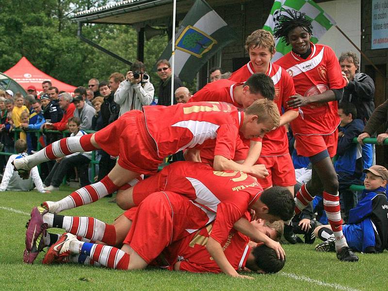 Ve finále hráčů do 17 let vyhrál německý tým SC Fortuna Köln (v červeném).