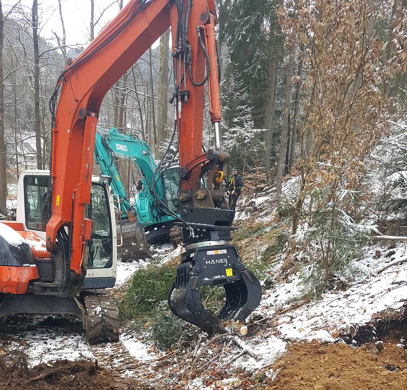 Bagry rozšiřují pěšinku pro pěší mezi Železným Brodem a Líšným. Příští rok by tu už měla být tři metry široká cyklostezka.