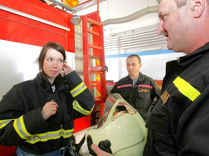 Reportérka Deníku Libuše Jelínková navštívila dispečerské středisko HZS Libereckého kraje a tísňovou linku 112. V rámci reportáže "Na vlastní kůži" skočila do ochranného obleku, vyzkoušela sluchátka i kyslíkovou masku.