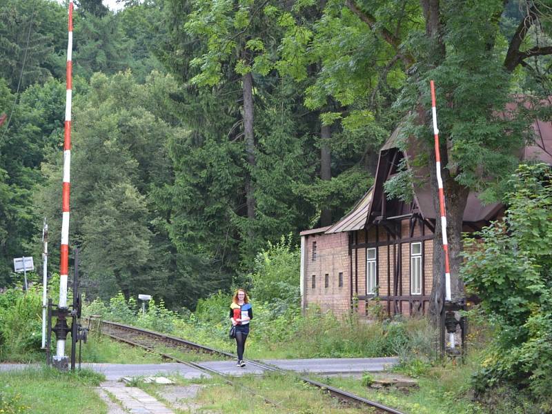 Poslední možnost vidět v Jablonci mechanické závory u vlakové trati mají lidé na paseckém nádraží. Chystá se zde modernizace, kdy „klasika“ bude vyměněna za nové, plně automatické závory, které nebudou potřebovat lidskou obsluhu. Celá akce začne 5. srpna