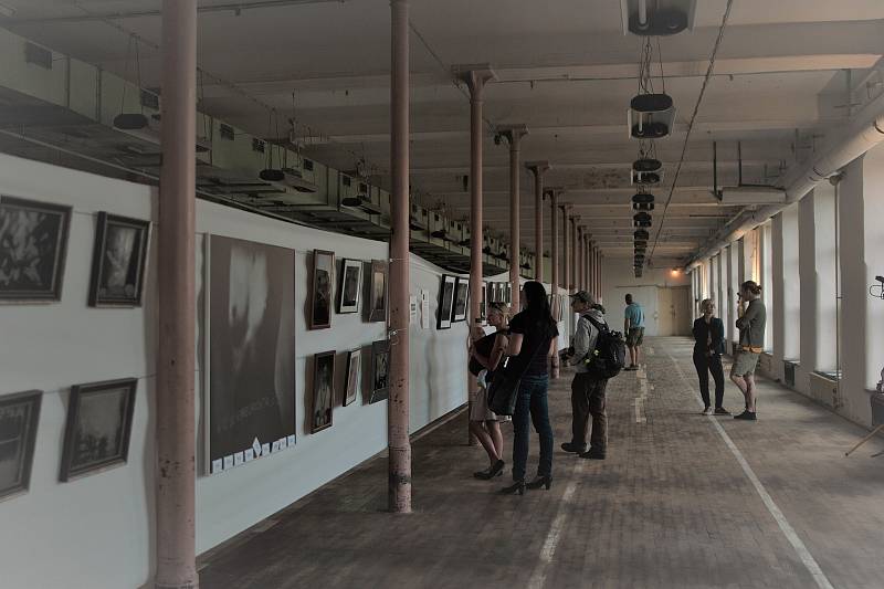 Opuštěná fabrika na okraji Semil ožívá výstavami a koncerty.