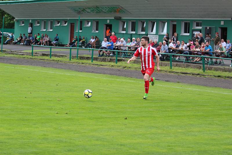 Domácí Hamry neustály derby divize C s áčkem Mšena a dostalo pět gólů.