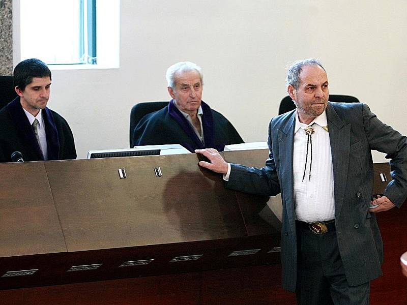 Liberecký okresní soud se v pátek 19. listopadu za velkého zájmu veřejnosti začal zabývat případem bývalého vězeňského dozorce z Minkovic a bývalého komunistického poslance Josefa Vondrušky. Na začátku 80. let údajně bil tehdy vězněného Jiřího Wolfa.