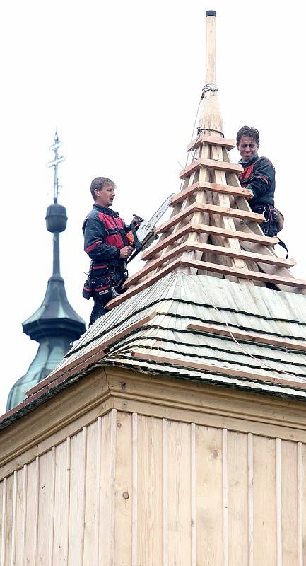 Železnobrodská zvonice dostává konečnou podobu.