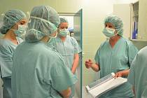 Studentky se během tří dnů již seznámily s operačními sály, gynekologickým oddělením, onkologií, měly možnost vidět endoskopické vyšetření na gastroenterologickém oddělení a laboratorní práci na oddělení patologie.