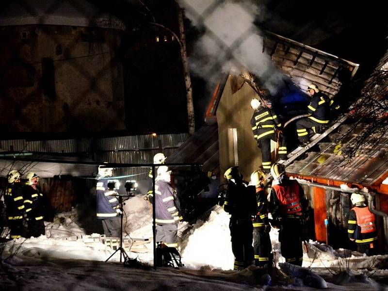 Jednotka byla 16. prosince před 16. hodinou povolána na požár nízké budovy v Lučanech nad Nisou, na místě již zasahovalo HZS Jablonec n/N a místní jednotka. Naše jednotka na místě prováděla zásah v dýchací technice, rozebírání střešní konstrukce, hašení.