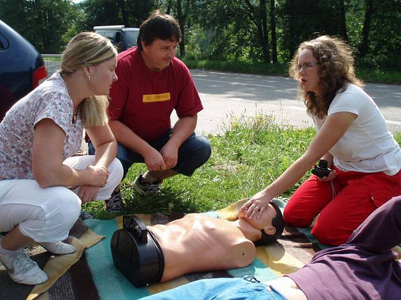 Policie ve spolupráci s ČČK zorganizovala u Malé Skály na Jizeře netradiční dopravní kontrolu. Řidiči po běžné kontrole dokladů a vozidla měli za úkol ošetřit dvě oběti dopravní nehody. Maskování bylo velmi reálné.