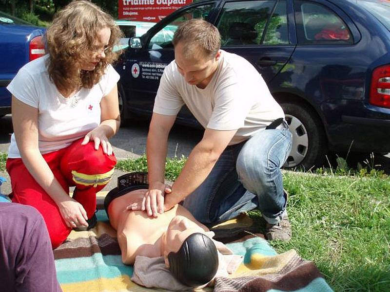 Policie ve spolupráci s ČČK zorganizovala u Malé Skály na Jizeře netradiční dopravní kontrolu. Řidiči po běžné kontrole dokladů a vozidla měli za úkol ošetřit dvě oběti dopravní nehody. Maskování bylo velmi reálné.