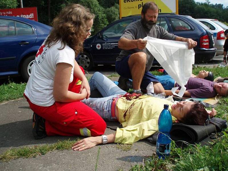 Policie ve spolupráci s ČČK zorganizovala u Malé Skály na Jizeře netradiční dopravní kontrolu. Řidiči po běžné kontrole dokladů a vozidla měli za úkol ošetřit dvě oběti dopravní nehody. Maskování bylo velmi reálné.