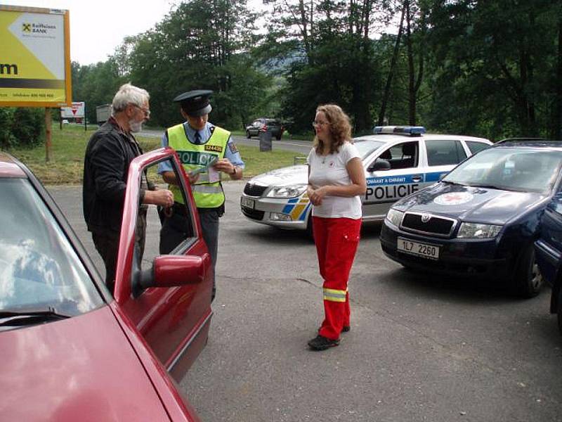 Policie ve spolupráci s ČČK zorganizovala u Malé Skály na Jizeře netradiční dopravní kontrolu. Řidiči po běžné kontrole dokladů a vozidla měli za úkol ošetřit dvě oběti dopravní nehody. Maskování bylo velmi reálné.