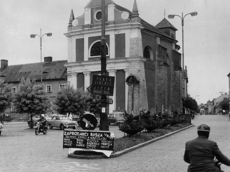 21. srpna 1968 vtrhla do Pojizeří invazní vojska armád Varšavské smlouvy. Transparenty a přesměrované silniční značení, které mělo okupanty zmást, na turnovském náměstí.