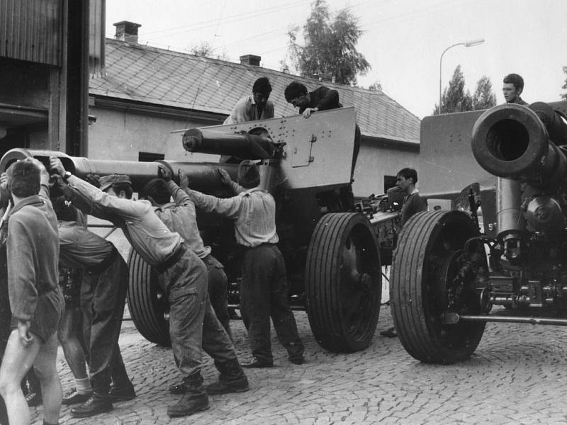 21. srpna 1968 vtrhla do Pojizeří invazní vojska armád Varšavské smlouvy. Čeští vojáci v turnovských kasárnách byli připraveni k obraně města. 