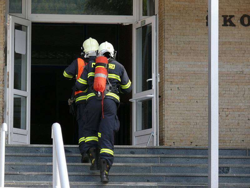 Dvanáct zraněných a osm zavalených žáků deváté třídy. S takovými následky simulovaného výbuchu v učebně chemie se museli při čtvrtečním taktickém cvičení  poprat složky Integrovaného záchranného systému Libereckého kraje. 