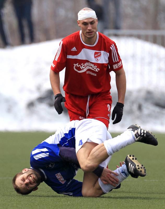 Fotbalisté Mšena jen remizovali s Pěnčínem-Turnovem (v modrém) 0:0.