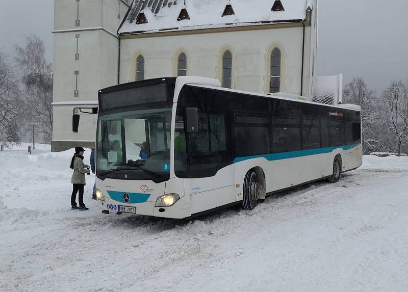 Autobus nového jabloneckého poskytovatele MHD společnosti Umbrella na zastávce v Maxově.