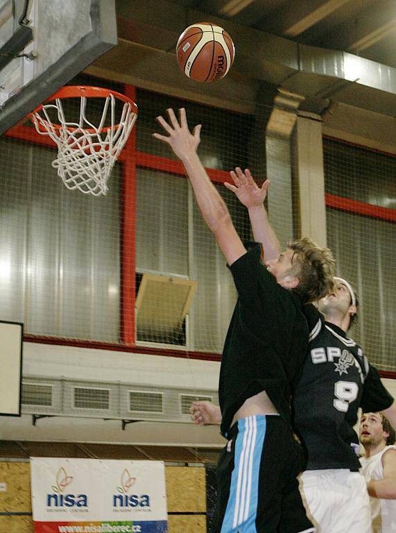 Harcov sportfest 2010. Na festivalu nechyběl ani turnaj ve streetballu.