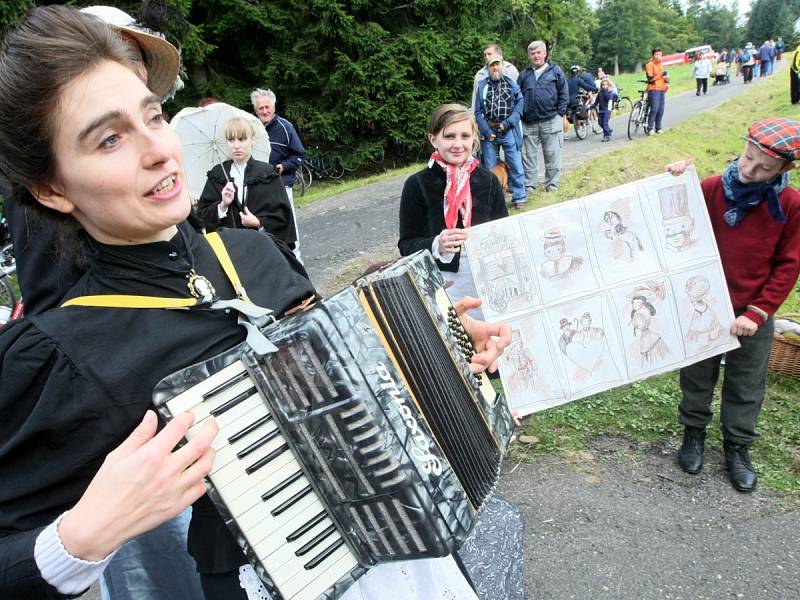 Snímek z Mariánské sklářské pouti na Kristiánově