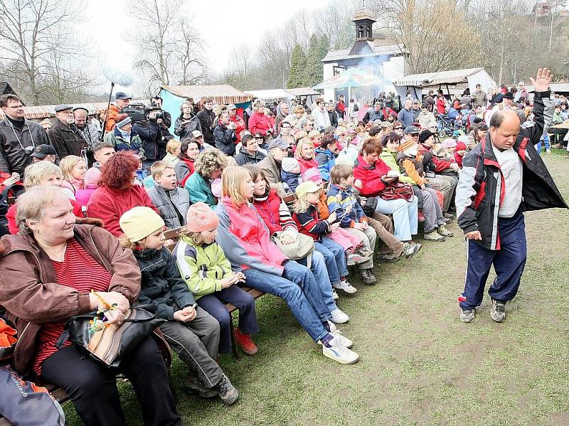 Na Dlaskově statku v Dolánkách u Turnova slavili Velikonoce trhem, folklorním a divadelním programem. Dětský folklorní soubor Jizerka vynesl „Smrt“ ze statku do řeky Jizery.