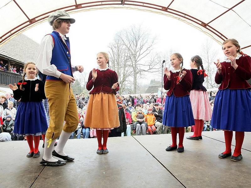 Na Dlaskově statku v Dolánkách u Turnova slavili Velikonoce trhem, folklorním a divadelním programem. Dětský folklorní soubor Jizerka vynesl „Smrt“ ze statku do řeky Jizery.