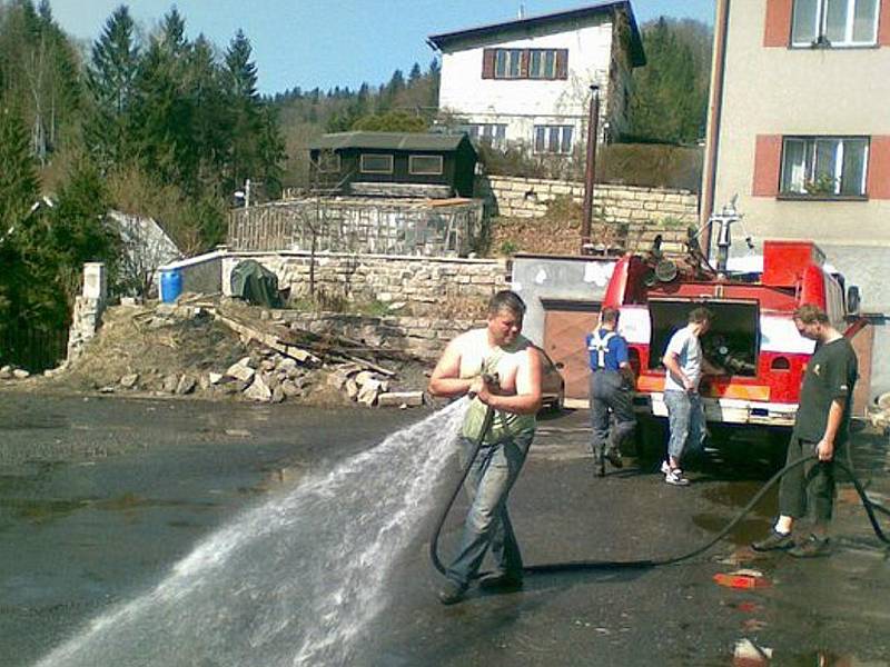 Sbor dobrovolných hasičů Janov nad Nisou. Čištění ulic.