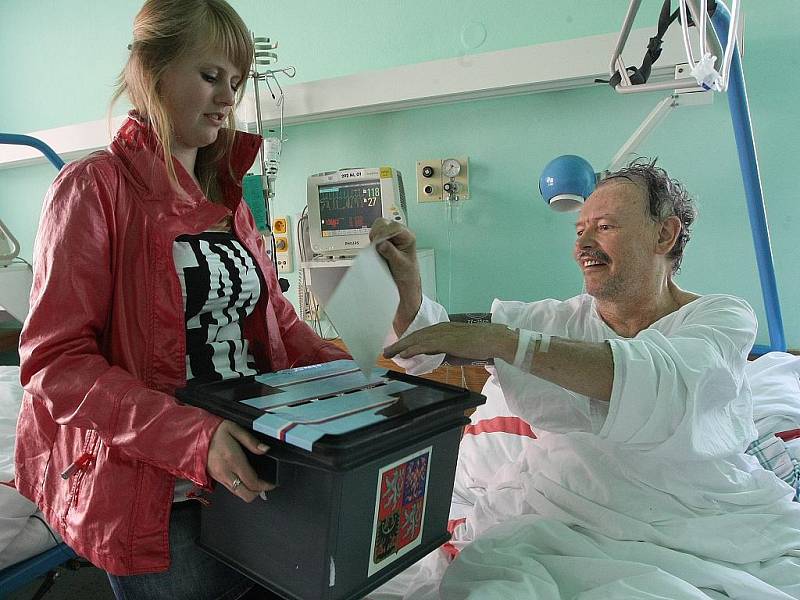Do volební místnosti jablonecké nemocnice si odvolit došlo pět pacientů. Ostatní, například nemocné ležící na oddělení JIP obešla volební komise s mobilní urnou.