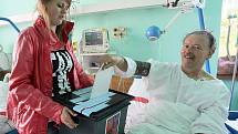 Do volební místnosti jablonecké nemocnice si odvolit došlo pět pacientů. Ostatní, například nemocné ležící na oddělení JIP obešla volební komise s mobilní urnou.