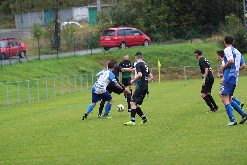 I. B třída. Východsousedské derby Smržovka - Lučany 2:2. Smržovka bílomodré dresy.