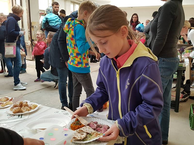 Cílem Restaurant Day je inspirovat obyčejné lidi k tomu, aby se alespoň jednou za rok společně sešli a podle vlastního či převzatého receptu připravili pro své přátele, kamarády, sousedy a příbuzné jídlo nebo nápoj, které mají nejraději.