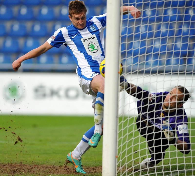 Fotbalisté Jablonce remizovali v Mladé Boleslavi 1:1. Na snímku Roman Sloboda z Mladé Boleslavi (vlevo) ve své šanci a v souboji s Romanem Valešem z Jablonce.